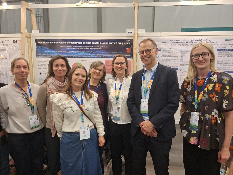 Photo from ESMO poster session, Saturday 19. Oct. 2025. From left to right: ProTarget In-vestigators Britt Elmedal Laursen, Annette Kodahl, Hanne Falk Grauslund, and Marianne Ingerslev Holt, and Trial Project Leader Tina Kringelbach, Study Principal Investigator Ulrik Lassen and Ph.D. student Christine Federspiel Secher.  